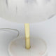 Detailansicht der Design Tischleuchte Horn mit marmoriertem Lampenschirm und goldenem Fuß.