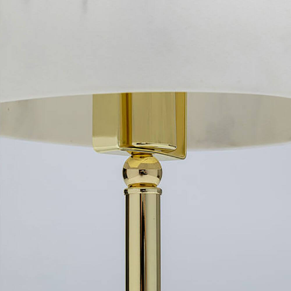 Detailaufnahme der Design Tischleuchte Horn mit goldenem Sockel und stilvollem Lampenschirm.