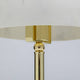 Detailaufnahme der Design Tischleuchte Horn mit goldenem Sockel und stilvollem Lampenschirm.