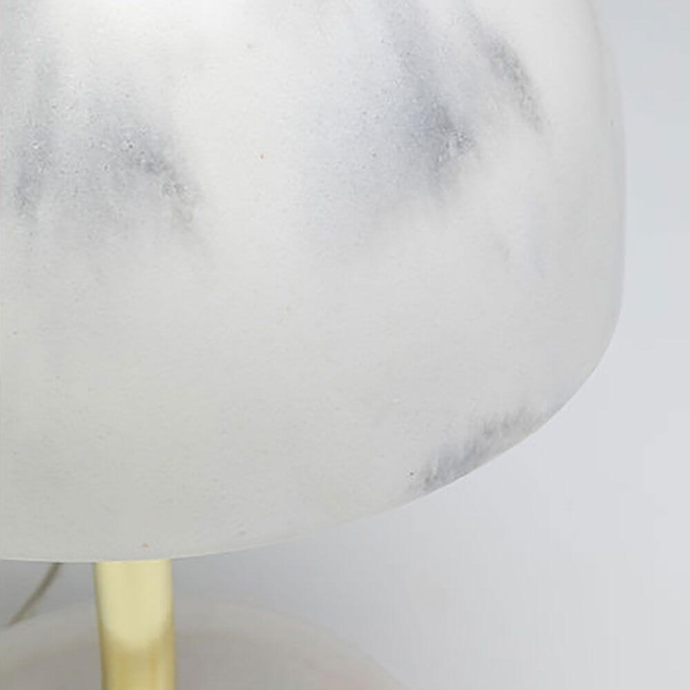 Detailansicht der Design Tischleuchte Horn mit grauem Lampenschirm und goldenem Fuß.