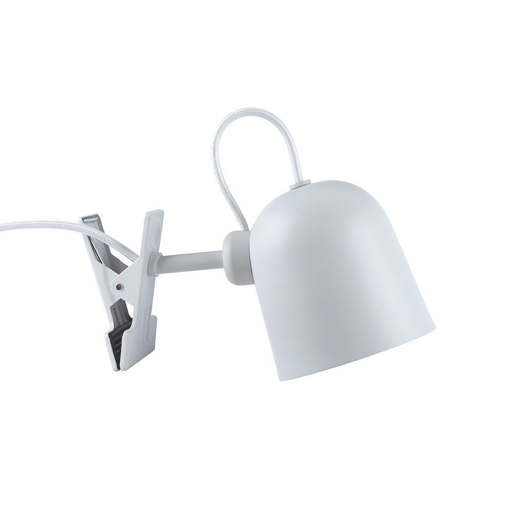 Angle Klemmleuchte in Weiß mit verstellbarem Lampenschirm für individuelles Lichtdesign.