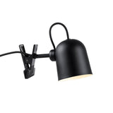 Schwarze Angle Klemmleuchte mit magnetischem Lampenschirm, flexibel und modern im Design.