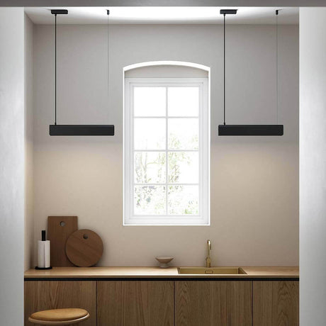 Beau hængelampe sort over et moderne køkkenelement, minimalistisk design i skandinavisk stil.