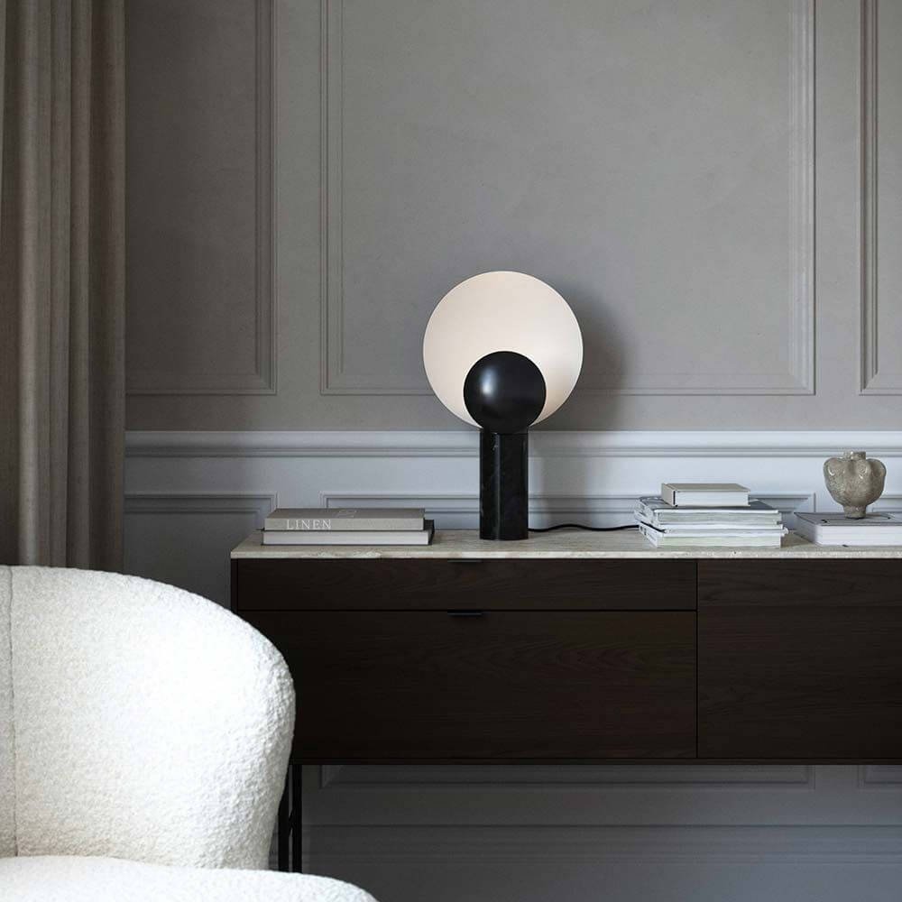Caché Tischleuchte Marmor auf einem Sideboard in modernem Wohnzimmer, stilvolles Design mit Marmorbasis.