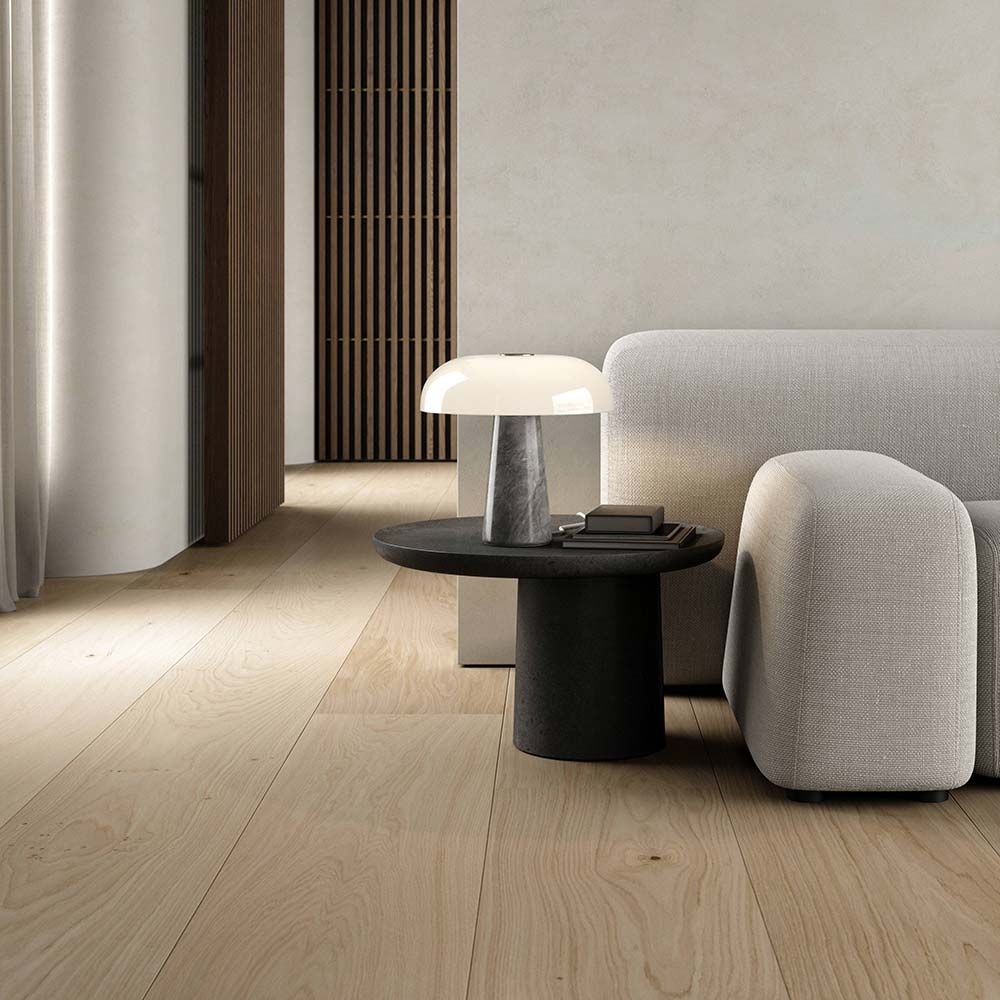 Moderne Tischleuchte Glossy aus Marmor und opalweißem Glas in skandinavischem Wohnraum.