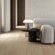 Schickes Wohnzimmer mit Glossy Marmor Tischleuchte, skandinavischem Design und eleganten Materialien.