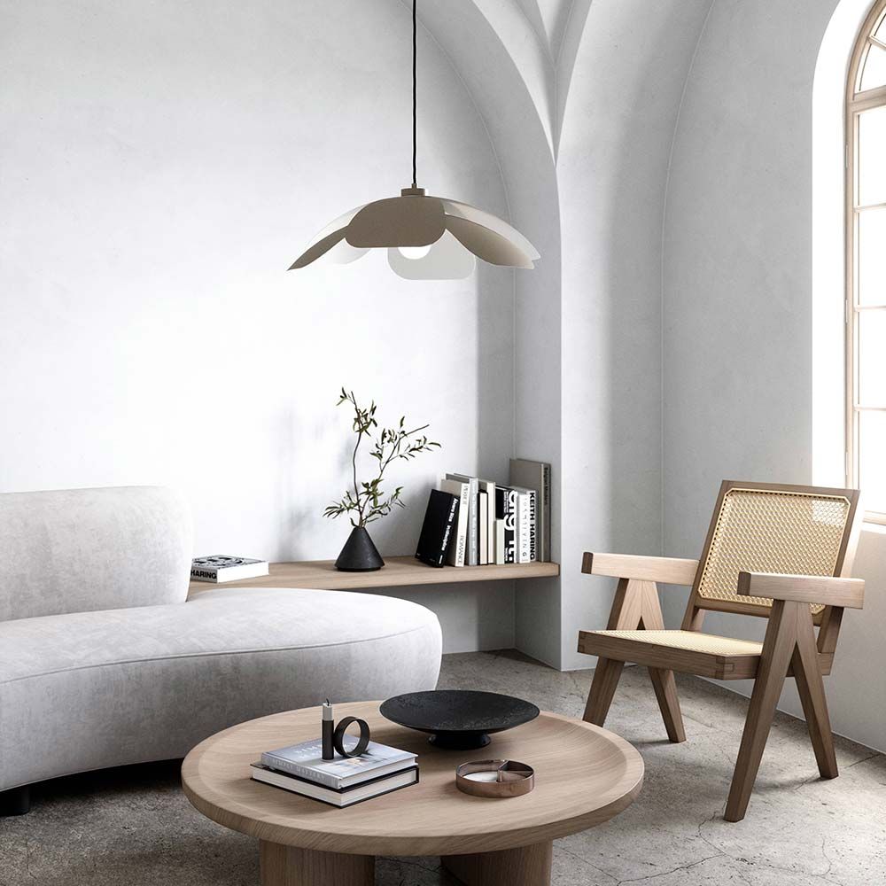 Moderne Wohnzimmergestaltung mit Maple Hängeleuchte, gemütlichem Sofa und stilvollem Holz-Regal.
