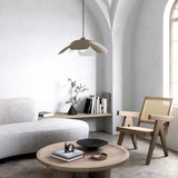 Moderne Wohnzimmergestaltung mit Maple Hängeleuchte, gemütlichem Sofa und stilvollem Holz-Regal.