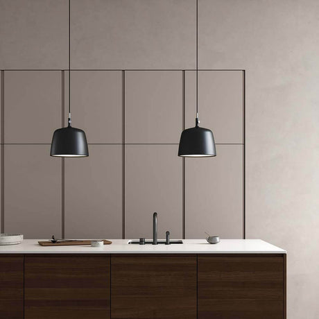 Norbi Hängeleuchte Schwarz im modernen Kücheninterieur mit Holzschränken und neutralen Farben.
