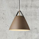 Pendellampe Strap 27 Beige mit elegantem Design aus Metall und Leder in modernem skandinavischen Stil.