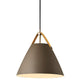 Pendellampe Strap 27 Beige in skandinavischem Design mit Leder- und Metalldetails.