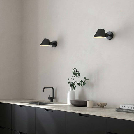 Stay Short Wandleuchte in moderner Küche mit sanftem Licht, stilvolles Beleuchtungsdesign von Maria Berntsen.