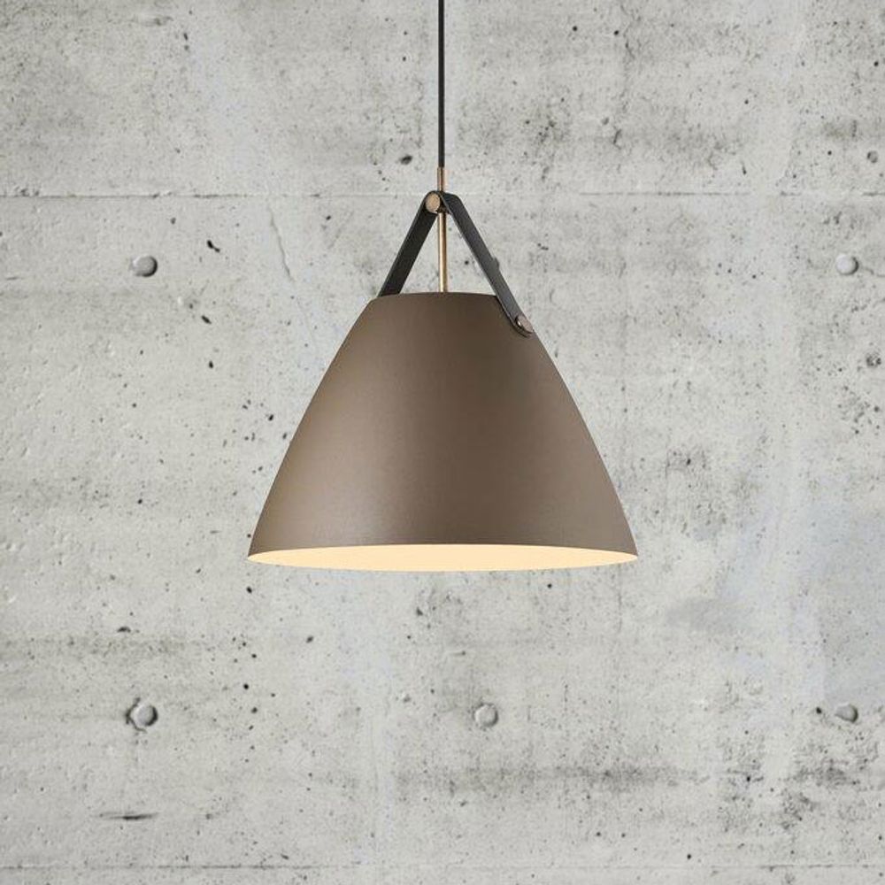 Strap 36 Pendelleuchte Ø 36cm Beige an einer grauen Betonwand aufgehängt, modernes und klassisches Design.