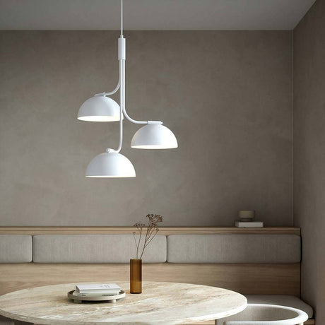 Tullio Hängeleuchte 3-flammig in modernem Innenraum über einem Esstisch, elegantes Design.