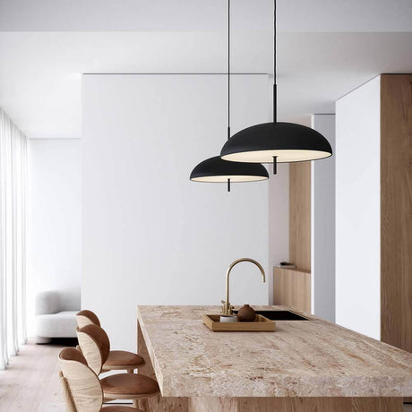 Versale Pendelleuchte Ø 50cm in einem modernen Essbereich mit Holz-Elementen und minimalistischer Einrichtung.