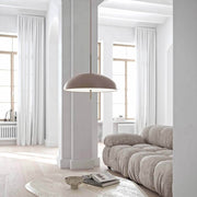 Versal pendel Ø 50cm i en moderne stue over en komfortabel sofa og vinduesfront.