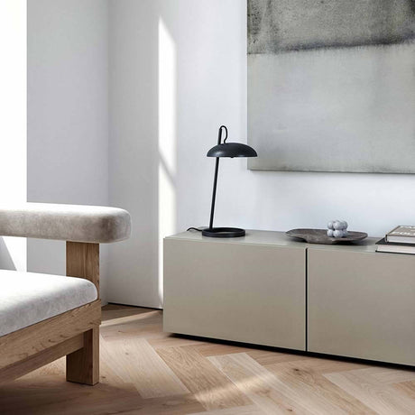 Versale bordlampe på sideboard i moderne skandinavisk bolig med minimalistisk innredning.