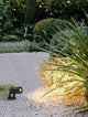 Destry Außenwandleuchte Schwarz IP54 setzt stilvolle Lichtakzente im Garten mit modernem Design und Funktionalität.