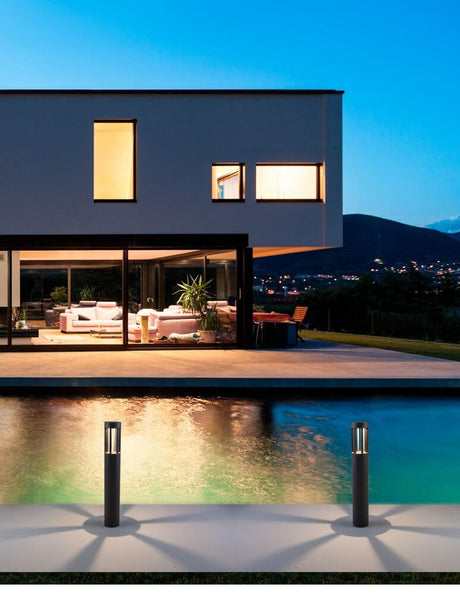 Devora LED Außenwegeleuchte 3000K Dunkelgrau IP54 als moderne Pollerleuchte am Pool vor modernem Haus