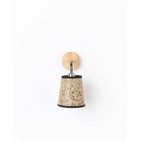 Dezente Wandleuchte aus Heu Rund an einer Wand montiert, mit natürlichem Holz und schwarzem Baumwollband.