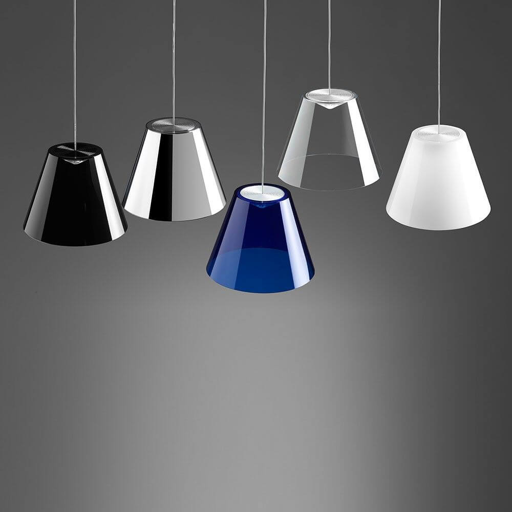 Rotaliana Dina LED-Pendelleuchte Ø 20cm Transparent in verschiedenen Farben, hängend über einem dunklen Hintergrund.