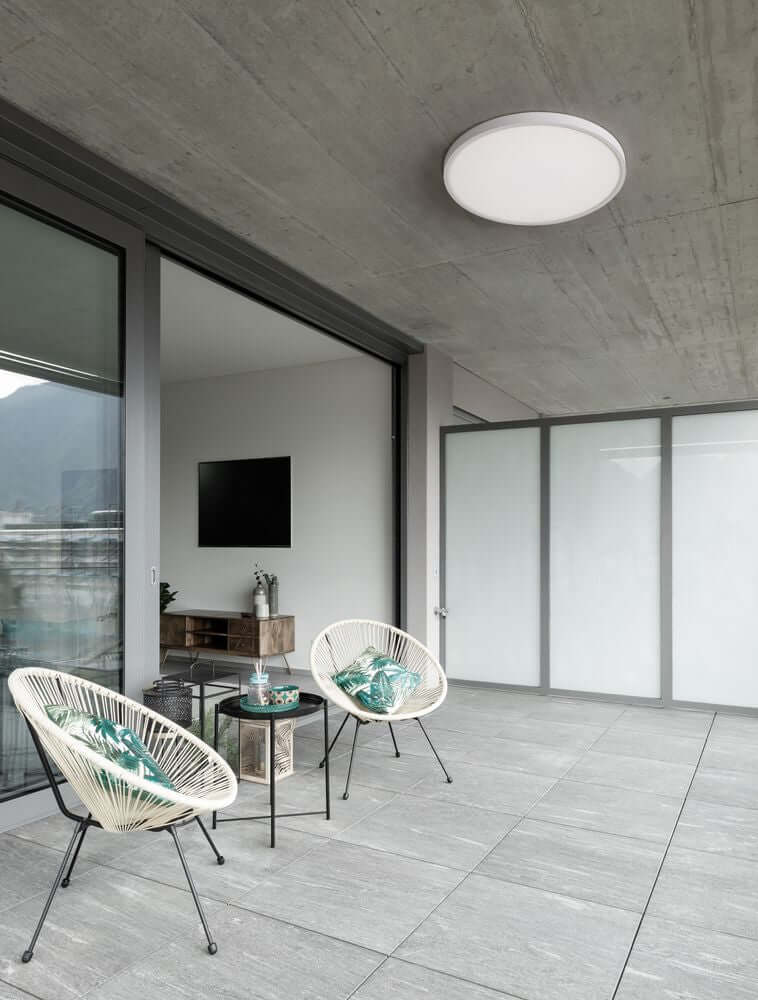 Dixie LED Deckenleuchte Ø 40cm 3000, 6500K in modernem Wohnraum mit Sitzgelegenheiten.