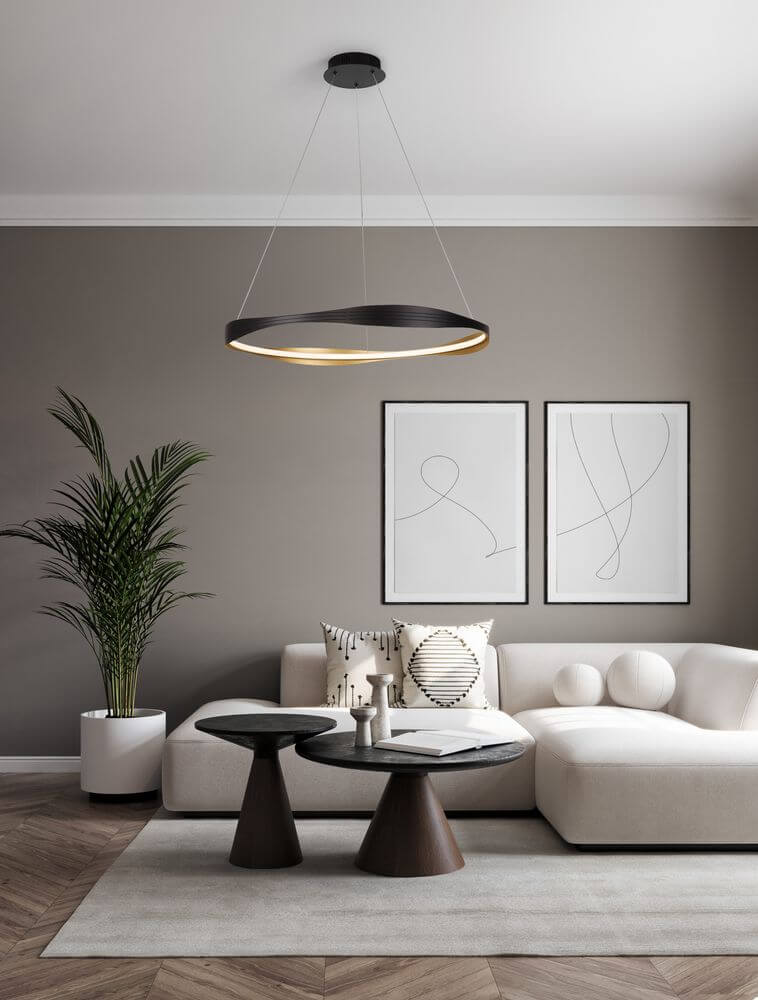 Dobi LED Pendelleuchte 2700, 5000K Schwarz, Gold über modernem Wohnbereich mit Sofa und Pflanzen.