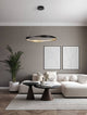 Dobi LED Pendelleuchte 2700, 5000K Schwarz, Gold über modernem Wohnbereich mit Sofa und Pflanzen.