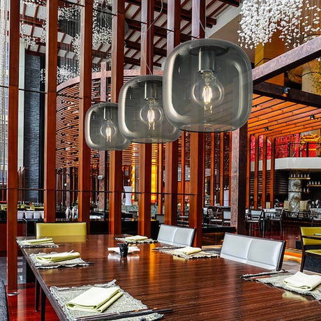Casablanca Draht-Pendeleuchte Murea 2-flammig über einem eleganten Esstisch in einem modernen Restaurant.