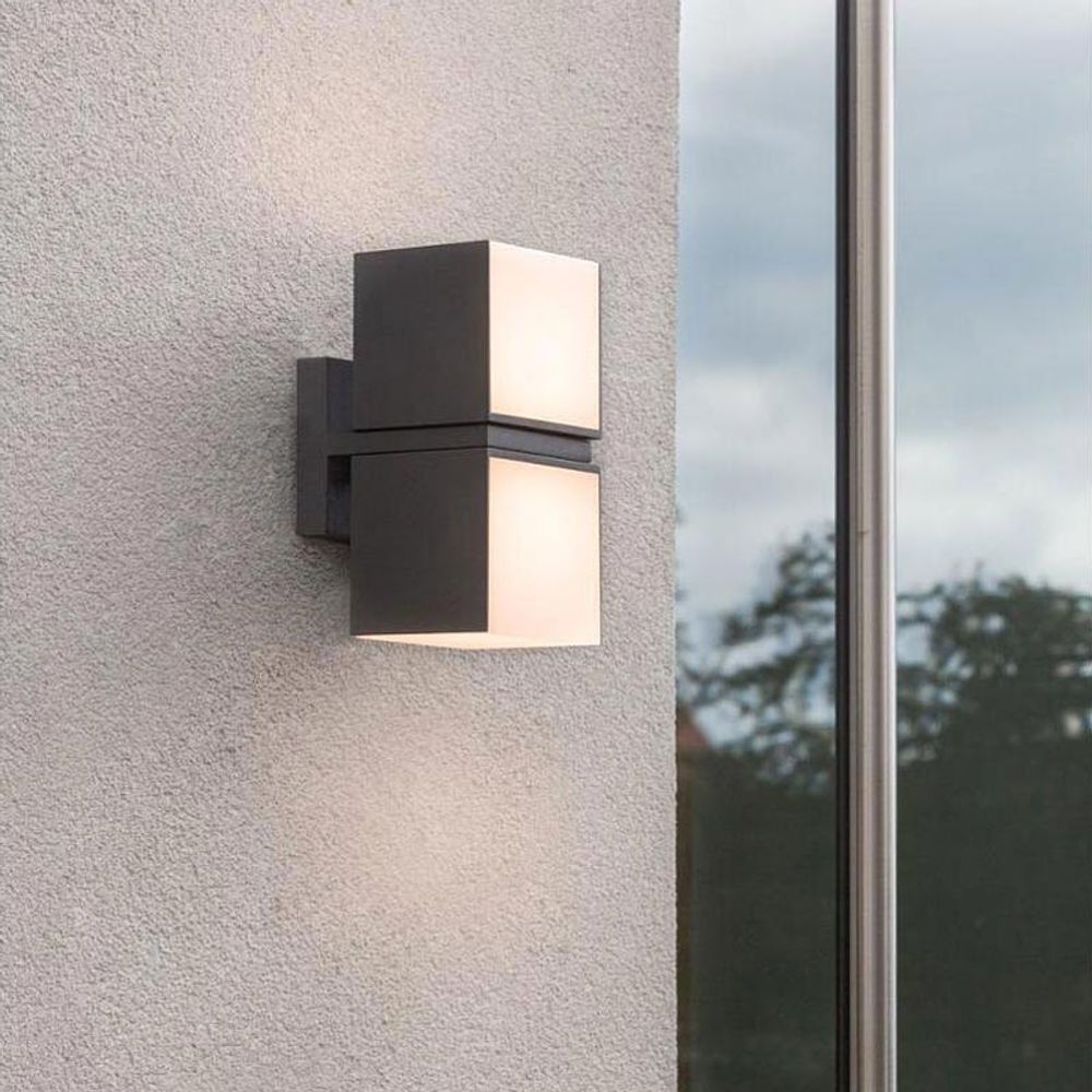 Drehbare LED-Außenwandleuchte Cuba in Anthrazit an einer Wand montiert, ideal für Garten und Terrasse.