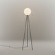 s.luce Dreibein-Stehleuchte Orb Tripod 160cm mit Glaskugel für einladendes Licht im Wohnraum.