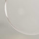Nahaufnahme der Glaskugel der s.luce Dreibein-Stehleuchte Orb in modernem Design.
