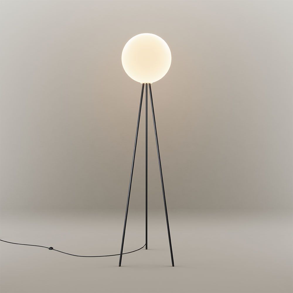 s.luce Tripod-gulvlampe Orb Tripod 160 cm med glaskugle