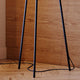 s.luce Dreibein-Stehleuchte Orb Tripod im Detail mit elegantem Holzfuß und Kabel