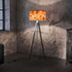 Dreibeinstehlampe Atticus 150cm mit Holzschirm, schlank und elegant in modernem Wohnambiente.