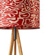 Dreibeinstehlampe Ligno 150cm Holzfuß Rosso mit rotem Lampenschirm und Eichenholzständern.