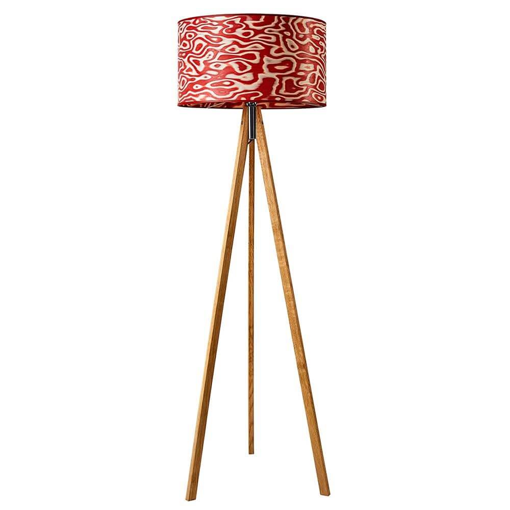 Dreibeinstehlampe Ligno 150cm Holzfuß Rosso mit rotem Lampenschirm und Eichenholzfüßen.