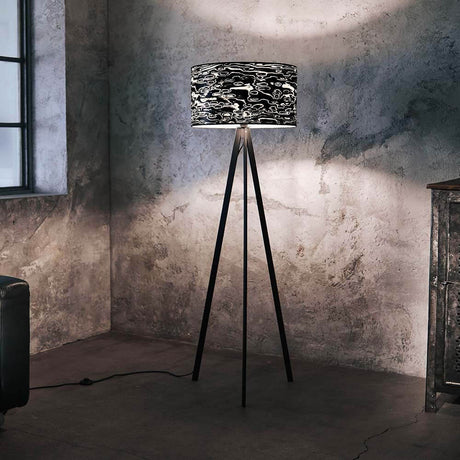 Trepot gulvlampe Atticus 150 cm Nero med rund skjerm og elegant design i moderne rom.