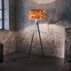 Dreibeinstehleuchte Atticus 150cm Olivesche Maser in modernem Raum mit Holz-Design.
