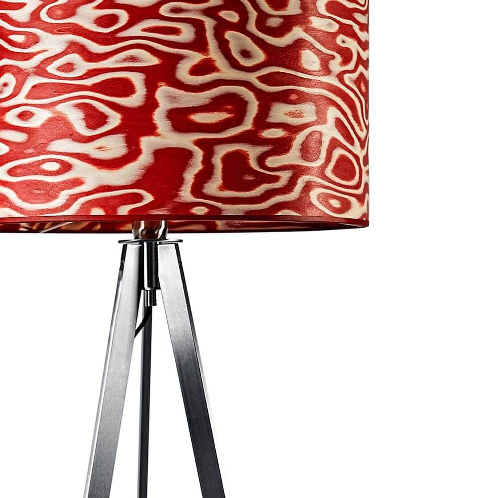 Dreibeinstehleuchte Atticus 150cm Rosso mit rotem Schirm und glänzendem Stativ, ideal für akzentuierte Beleuchtung.