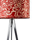 Dreibeinstehleuchte Atticus 150cm Rosso mit rotem Schirm und glänzendem Stativ, ideal für akzentuierte Beleuchtung.