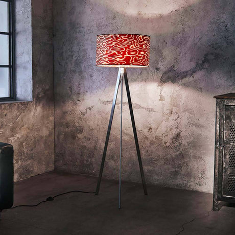 Trepotlampe Atticus 150 cm Rosso i et stilfullt rom med rød skjerm og slankt, elegant design.