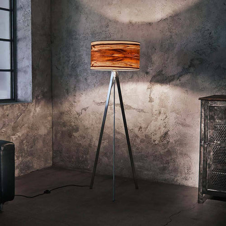 Trepot gulvlampe Atticus 150 cm sateng valnøtt i moderne stue med elegant design.