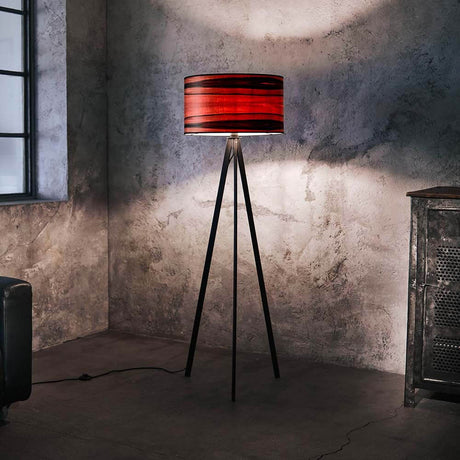 Trepod gulvlampe Atticus 150 cm Tineo med rund, rød skjerm i moderne omgivelser.