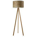Dreibeinstehleuchte Ligno 150cm mit Holzfuß und naturfarbener Lampe im Almheu-Look.