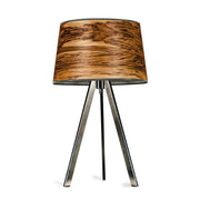 Trepodet bordlampe Attica 60 cm olivask åremønster med konisk skjerm i ekte trefinér og tredelt metallbase.