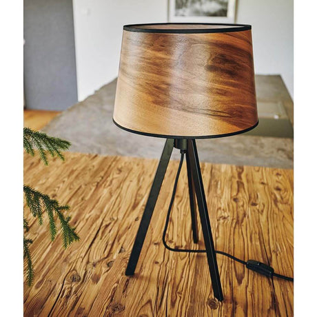 Dreibeintischleuchte Attica 60cm Satin Nussbaum auf einem Holzfußboden, stilvolles Design für gemütliche Lichtinseln