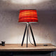 Dreibeintischleuchte Attica 60cm Tineo auf einem Holztisch, ideal für harmonische Lichtinseln.