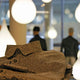 Detailaufnahme eines gemusterten Hemdes mit Drop-2XS LED Hängelampe Liquid-Light Weiß im Hintergrund.