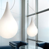 Drop-2XS LED Einbau-Pendelleuchte Liquid-Light in modernem Raum mit eleganten Formen.